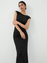 Einfarbiges rückenfreies Midikleid